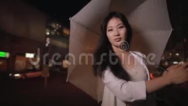 亚洲女人在夜城<strong>打伞</strong>